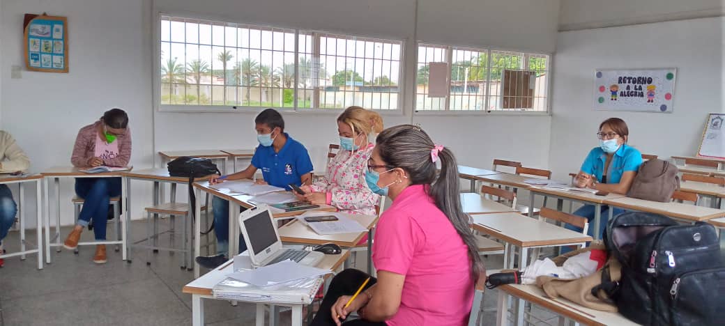 EBRigoberParaco's tweet photo. Taller de Formación #JuntosPorLaEducacionDelFuturo en el Municipio Simón Rodríguez en Anzoategui 📝☺️Equipo organizador de la Jornada de este viernes @ZEANZOATEGUI1 @SomosUnem @_LaAvanzadora @DGSEMPPE @DGRPA1 @Danielcustodio3 https://t.co/MBFv9jbHWo