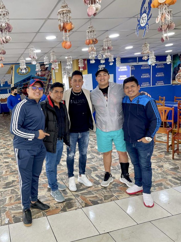 En Mi Barrunto nos encontramos con Christian Cueva, ícono del fútbol Peruano e hincha de Armonía 10. ⚽️🎶Inmortalizamos este momento en unas fotos de Cueva al lado de nuestro jefe Javier Lozada y en grupo junto a Irvin Saavedra, José Mendoza y Cristhian Silupú. 📸 #Armonia10