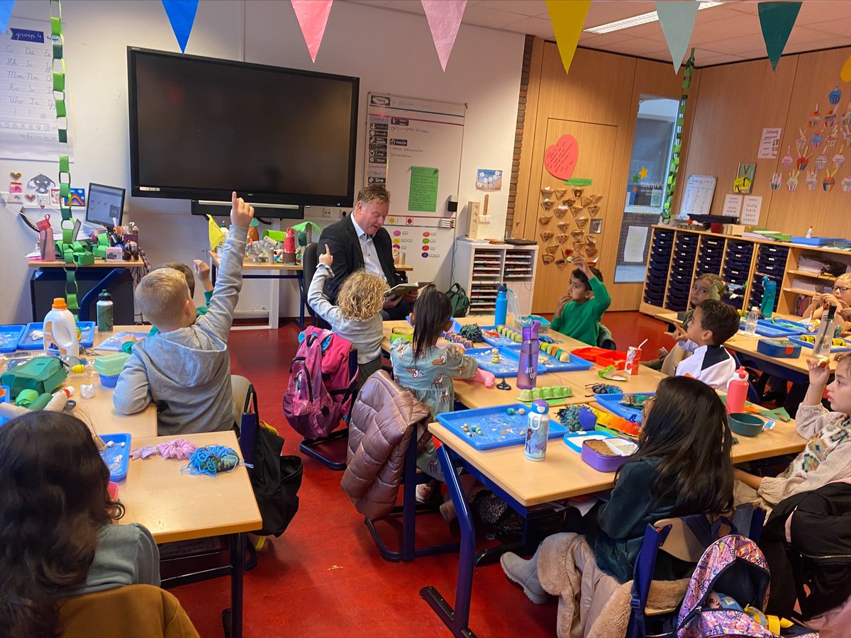 Ik kijk met plezier terug op het voorlezen over Janna en Saar bij groep 4 van de basisschool De Vijfster in Fascinatio. In het kader Giga Groen was het fijn om bij jullie te zijn.