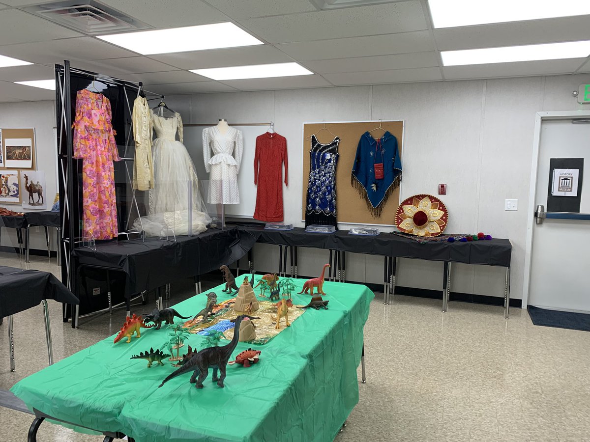 AllisonLBrook's tweet photo. Who needs to go to the museum when your @GrangeES Ts, admin, and staff bring the museum to you!? @BCPS_ELA @jenlcraft @Pmbwolff #BCPSmyView #knowledgebuilding #research https://t.co/Yksqp2vzBa