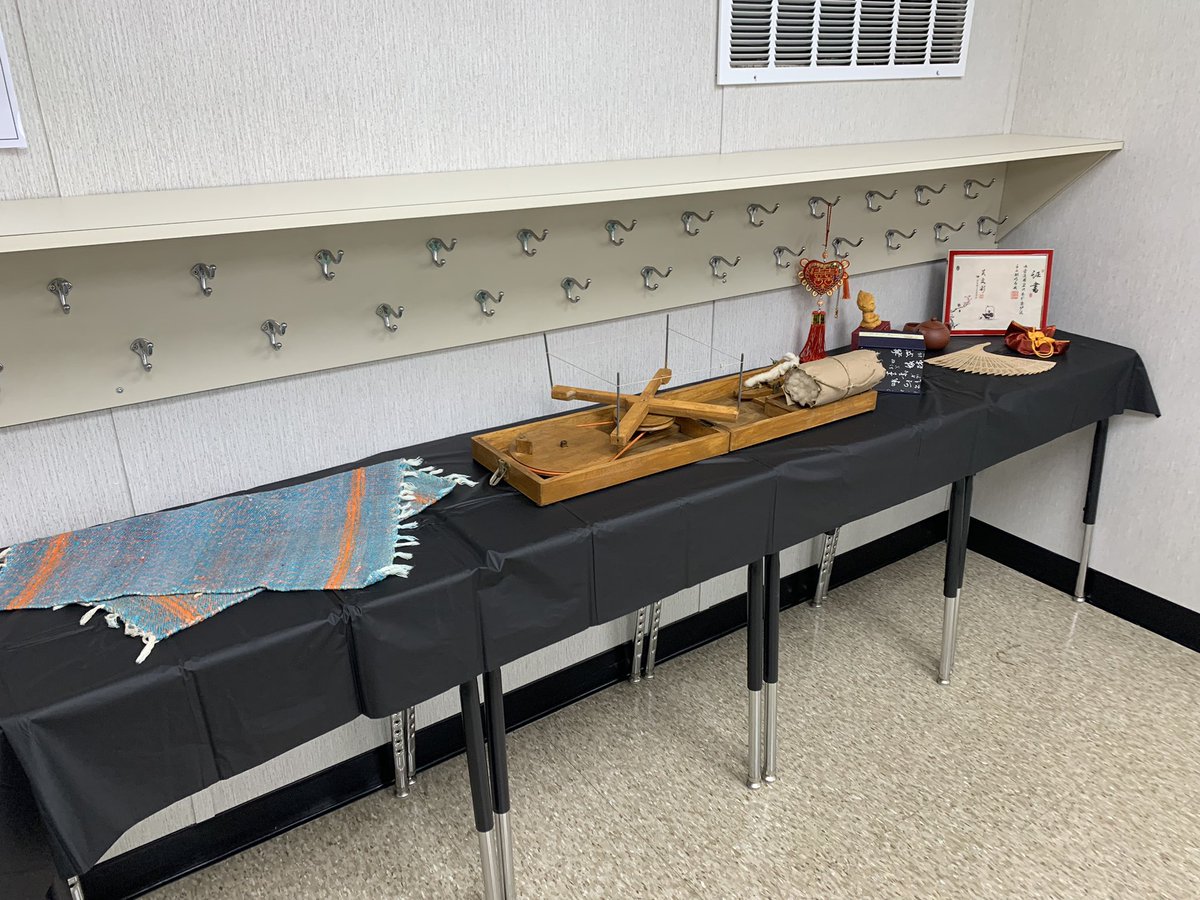 AllisonLBrook's tweet photo. Who needs to go to the museum when your @GrangeES Ts, admin, and staff bring the museum to you!? @BCPS_ELA @jenlcraft @Pmbwolff #BCPSmyView #knowledgebuilding #research https://t.co/Yksqp2vzBa