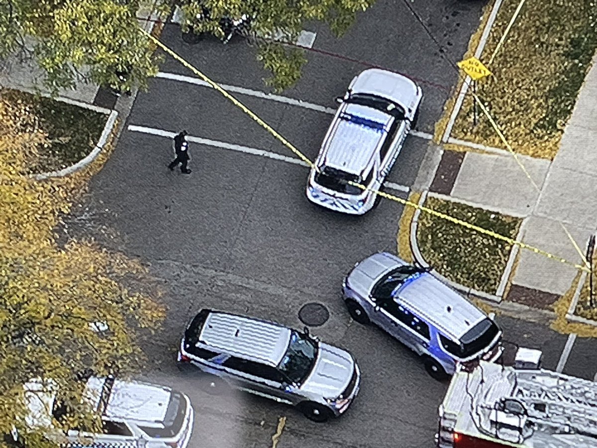 KrisHabermehl's tweet image. Chicago Police gather around a black SUV at the corner of Estes &amp;amp; Rockwell in Rogers Park, where a person was reportedly shot. CFD medics on scene as well. This is a developing story. Updates at cbsnews.com/chicago/live