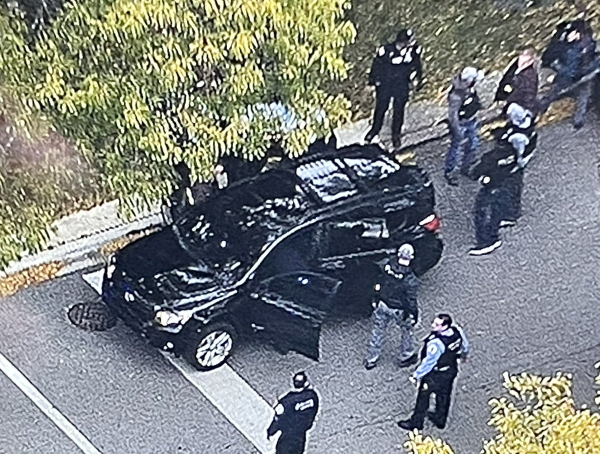 KrisHabermehl's tweet image. Chicago Police gather around a black SUV at the corner of Estes &amp;amp; Rockwell in Rogers Park, where a person was reportedly shot. CFD medics on scene as well. This is a developing story. Updates at cbsnews.com/chicago/live