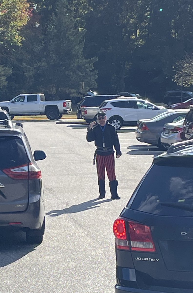 wresWildcats's tweet photo. We had a pirate visit WES today! π΄ββ οΈ Pirate Capehart showed up to congratulate our Wildcats on how hard they are working to raise money for our school! #APEXfunrun https://t.co/rUShyar89p
