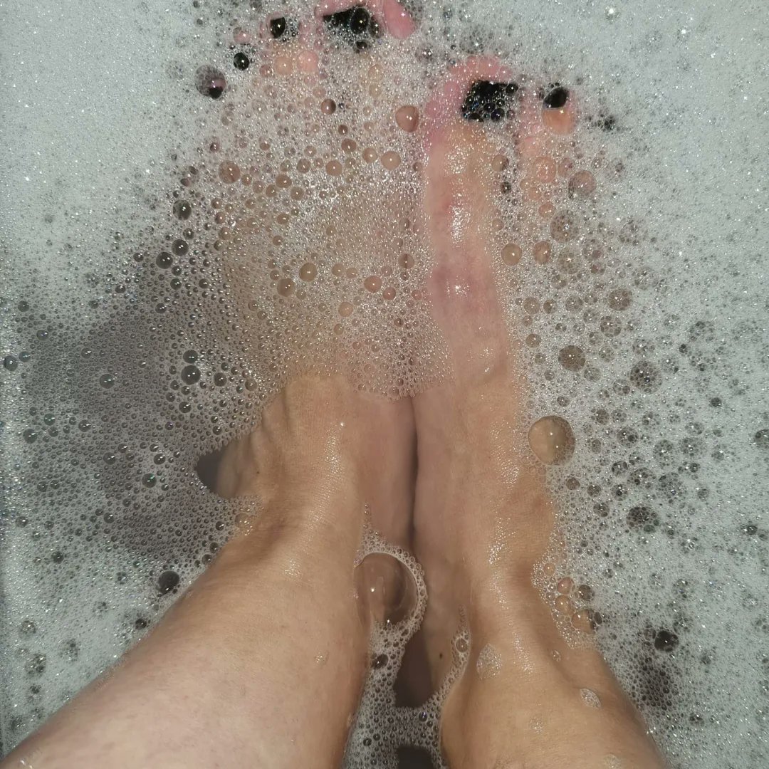 gdss_candy's tweet photo. Its pretty wet in here but im not talking about the tub im talking about your pants, loser!

Findom Paypig slave https://t.co/mmU7CEnUtw