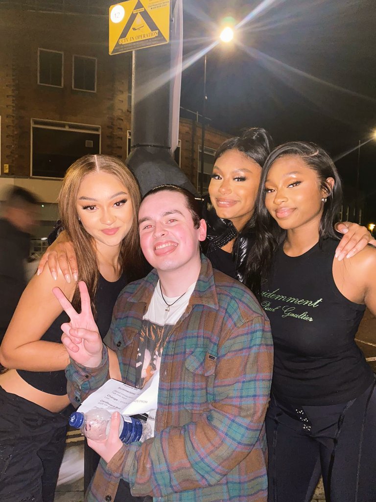 locketchaein's tweet image. I look absolutely horrendous.... But these girls made me have one of the best nights of my life. Love y'all so much @flolikethis