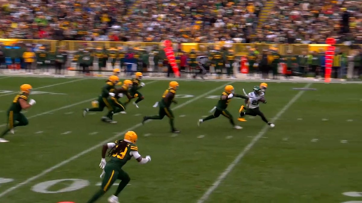 NFL's tweet photo. lol @BreeceH 

(h/t @TylerIanKirk) https://t.co/j7Gf00shCR