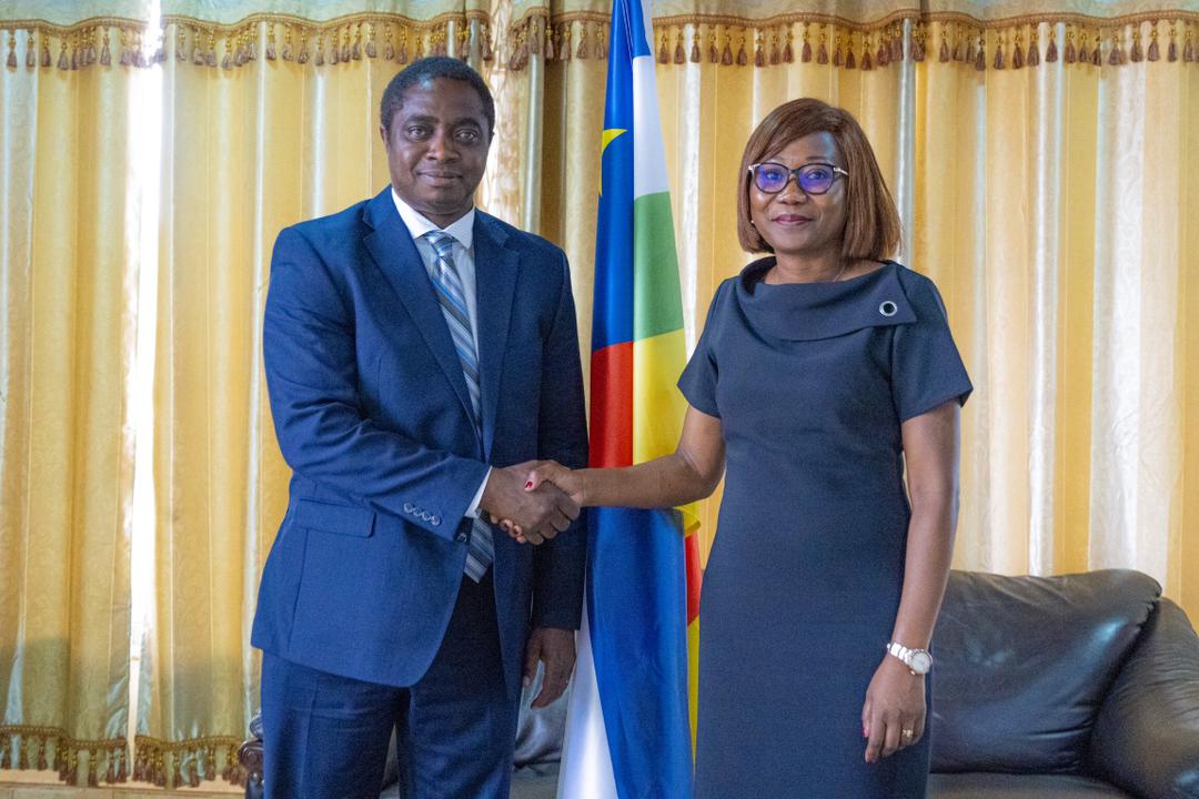 SylvieBAIPO_RCA's tweet photo. #DiplomatieRCA🇨🇫 #OIM
Audience accordée à  M
 DOUMBIA Bakary, Chef de Mission OIM (OI Migration) en 🇨🇫.
Mission conjointe gouvernement &amp; OIM en cours d'organisation.
Nombre de déplacés en baisse, de 654.000 à 500.000 avec des volontés de retour.
Merci pour le travail concret. https://t.co/9ISH4uK1pu