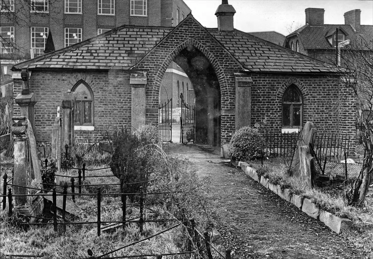 The gate lodge at the old Friar's Bush Graveyard, Stranmillis Road, Belfast. 1960s.
facebook.com/Northern-Irela…