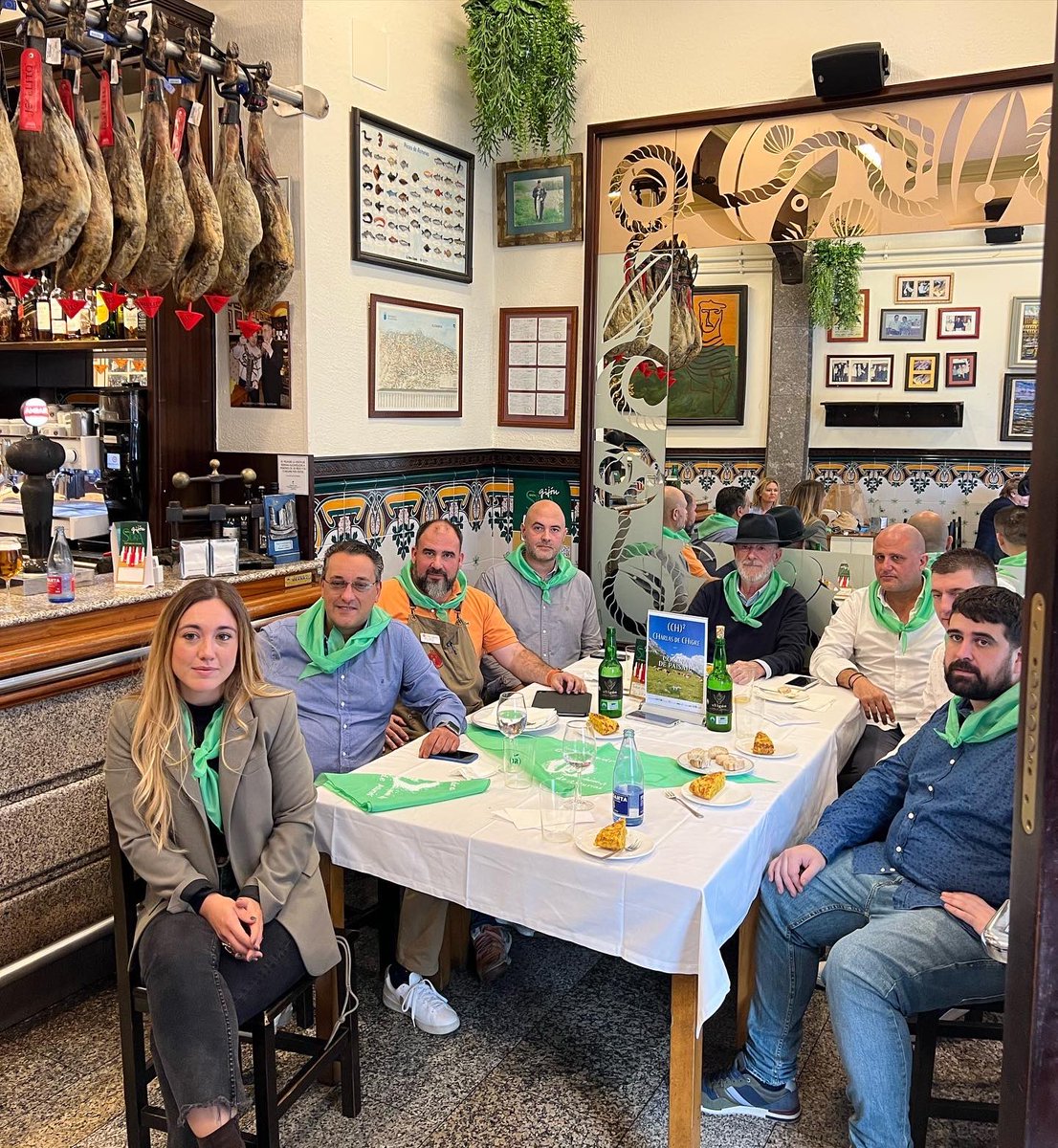 Ayer estuvimos en la primera Charla de Chigre de esta edición en la que hablamos sobre cocina tradicional y de vanguardia, diferencias y tendencias entre los dos extremos de nuestra tan característica cocina de paisaje y de cómo interactúan ambas cocinas con la sidra.