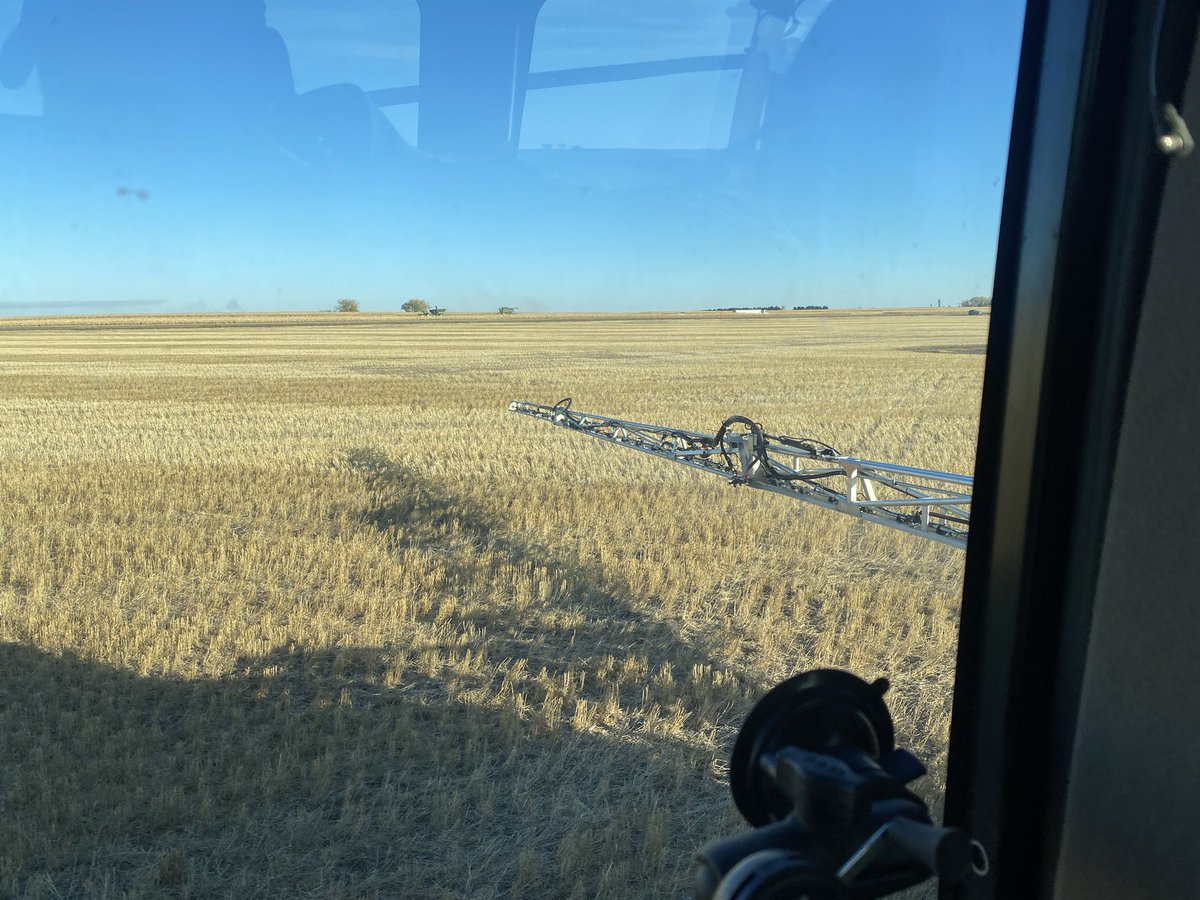 HesperFarmer's tweet photo. Laying down next years pre-pre while moms shelling corn in the background. Beautiful fall day! 🍂 #corn22 🌽 #spray23 https://t.co/9itYYc18fS