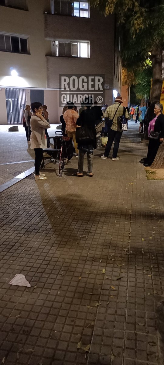 Nova jornada de repartiment d'aliments a Santa Perpètua de Mogoda. Cada vegada són més les famílies ajudades per <a href="/AsociacindePaz1/">Asociación de Paz</a> a causa de les males polítiques d'<a href="/ajuntamentSPM/">Aj Santa Perpètua</a>.

#FreePablo | #MenjadorSocialJa | #PeriodismoQueDaLaCara | #KitRadioSinFronteras | #FemXarxa.