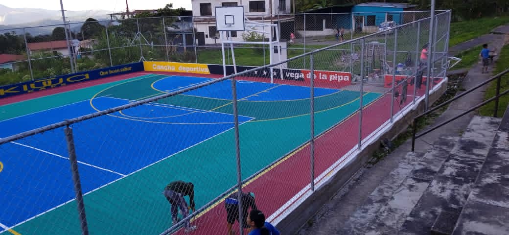 Naylasantos1329's tweet photo. Un agradecimiento infinito a nuestro gobernador @FreddyBernal, a #Leonar Triana, #Danny Sepulveda  @franciscoveland y a todas esas personitas que aportaron un granito para la recuperación y embellecimiento de la cancha pública de la comunidad vega de la pipa, parroquia Bramón https://t.co/5Vgw4FnGtb