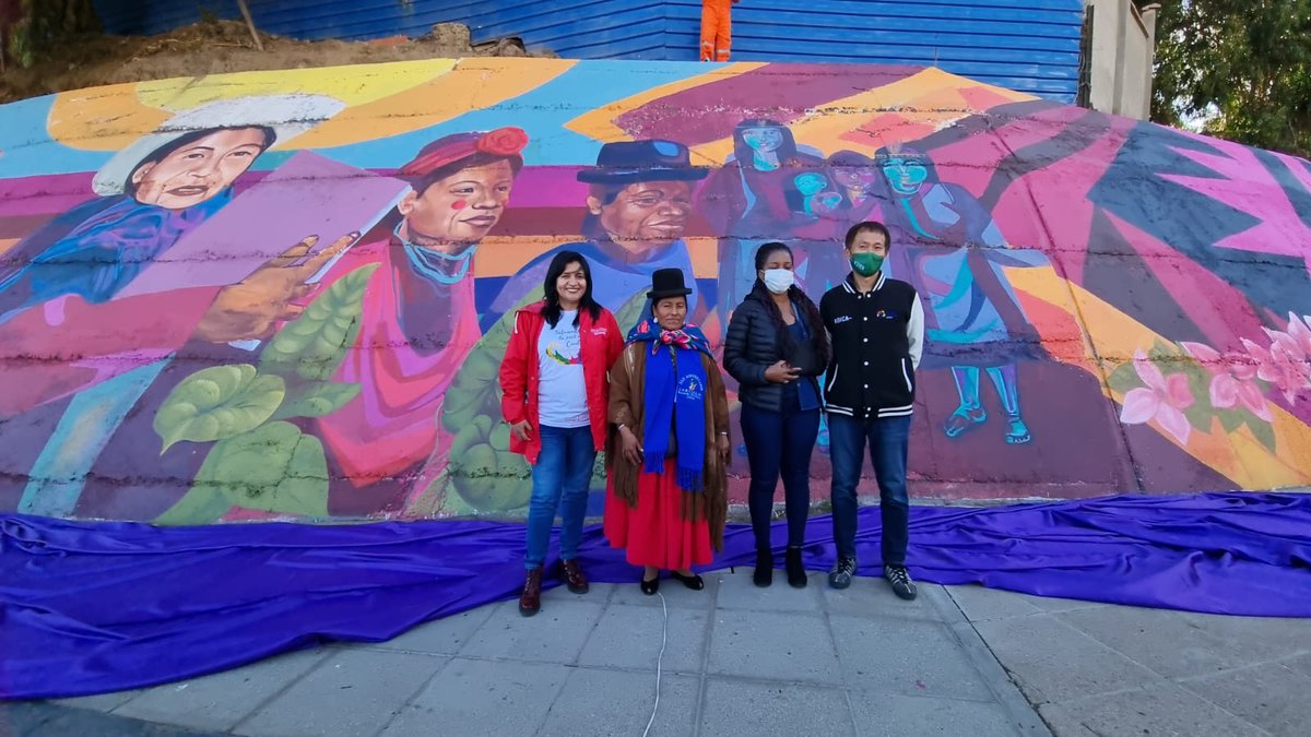 AxSAndina's tweet photo. Hoy acompañamos al @Sepmudbo presentando la campaña "Tatuando la piel de la ciudad" 🎨 con el objetivo de visibilizar el aporte de las lideresas bolivianas a la historia nacional. 💜
#artivismo #murales #PersonasTransformandoElMundo https://t.co/c8ZMd230CG