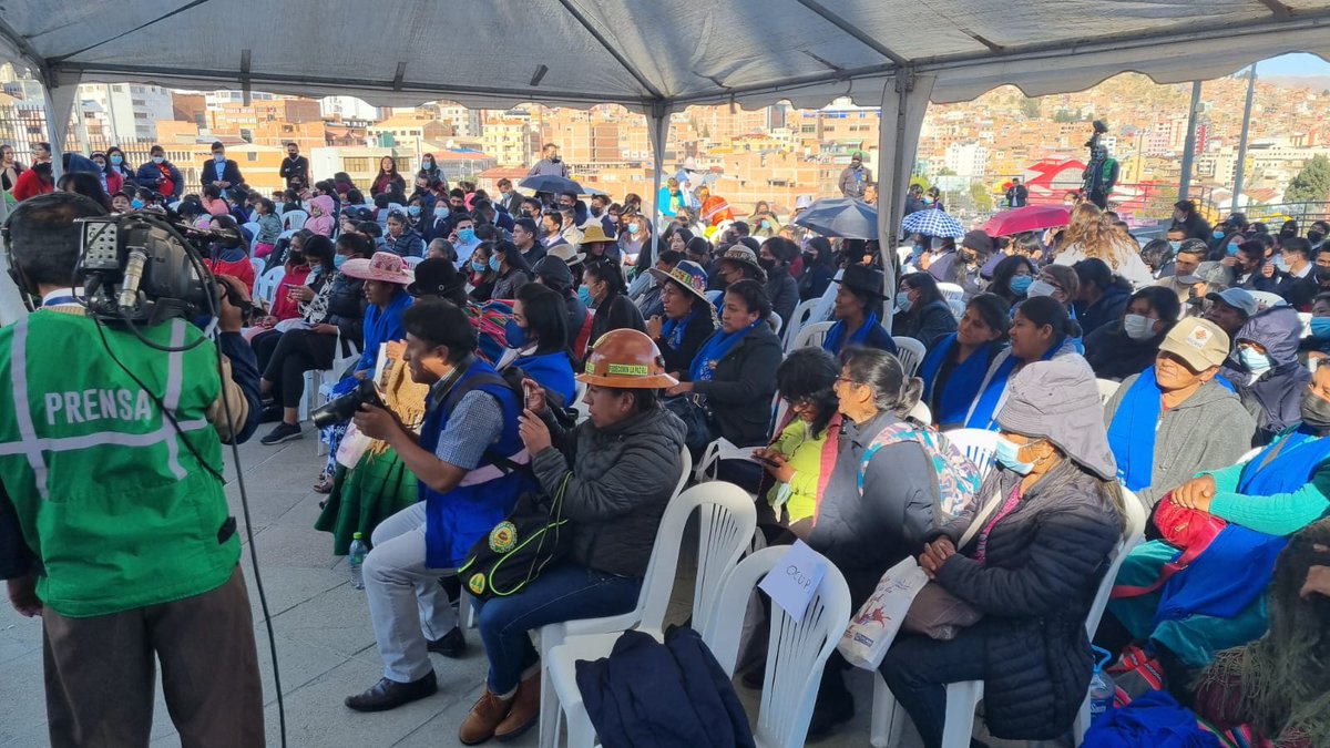 AxSAndina's tweet photo. Hoy acompañamos al @Sepmudbo presentando la campaña "Tatuando la piel de la ciudad" 🎨 con el objetivo de visibilizar el aporte de las lideresas bolivianas a la historia nacional. 💜
#artivismo #murales #PersonasTransformandoElMundo https://t.co/c8ZMd230CG
