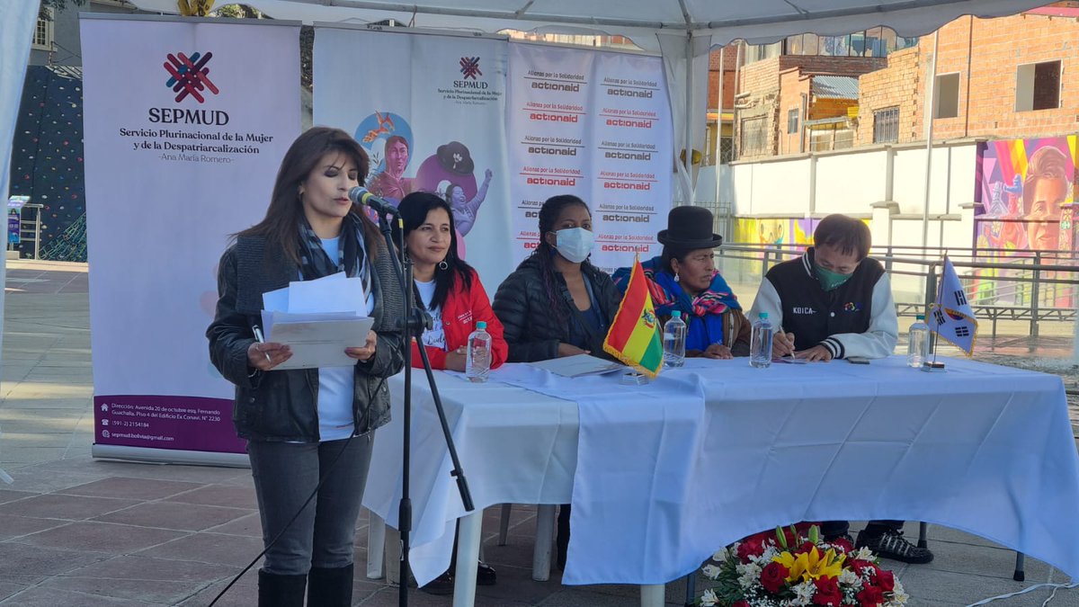 AxSAndina's tweet photo. Hoy acompañamos al @Sepmudbo presentando la campaña "Tatuando la piel de la ciudad" 🎨 con el objetivo de visibilizar el aporte de las lideresas bolivianas a la historia nacional. 💜
#artivismo #murales #PersonasTransformandoElMundo https://t.co/c8ZMd230CG