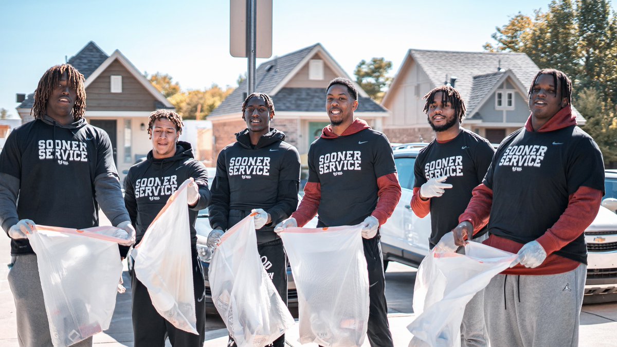 OU_Football's tweet photo. Blessed to be a blessing. 

Our guys turned their off-day into a service day, partnering with eight locations around the Norman area to give back to our community. 

#SOULmission | #OUDNA https://t.co/OARP2qA9ny