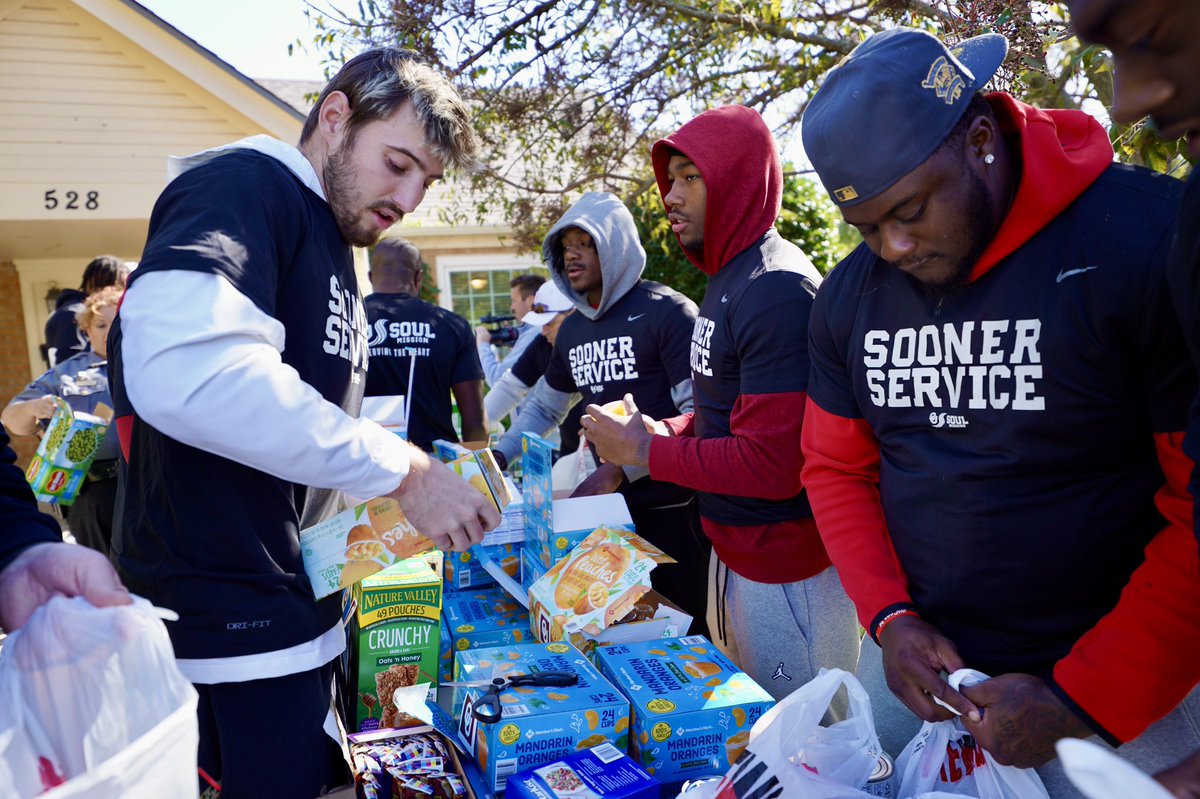 OU_Football's tweet photo. Blessed to be a blessing. 

Our guys turned their off-day into a service day, partnering with eight locations around the Norman area to give back to our community. 

#SOULmission | #OUDNA https://t.co/OARP2qA9ny