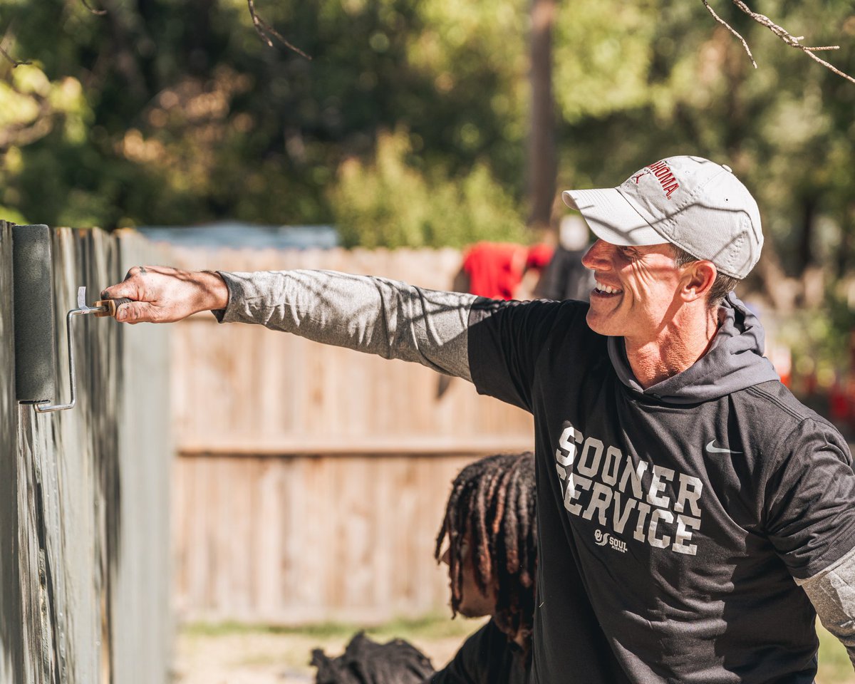 OU_Football's tweet photo. Blessed to be a blessing. 

Our guys turned their off-day into a service day, partnering with eight locations around the Norman area to give back to our community. 

#SOULmission | #OUDNA https://t.co/OARP2qA9ny