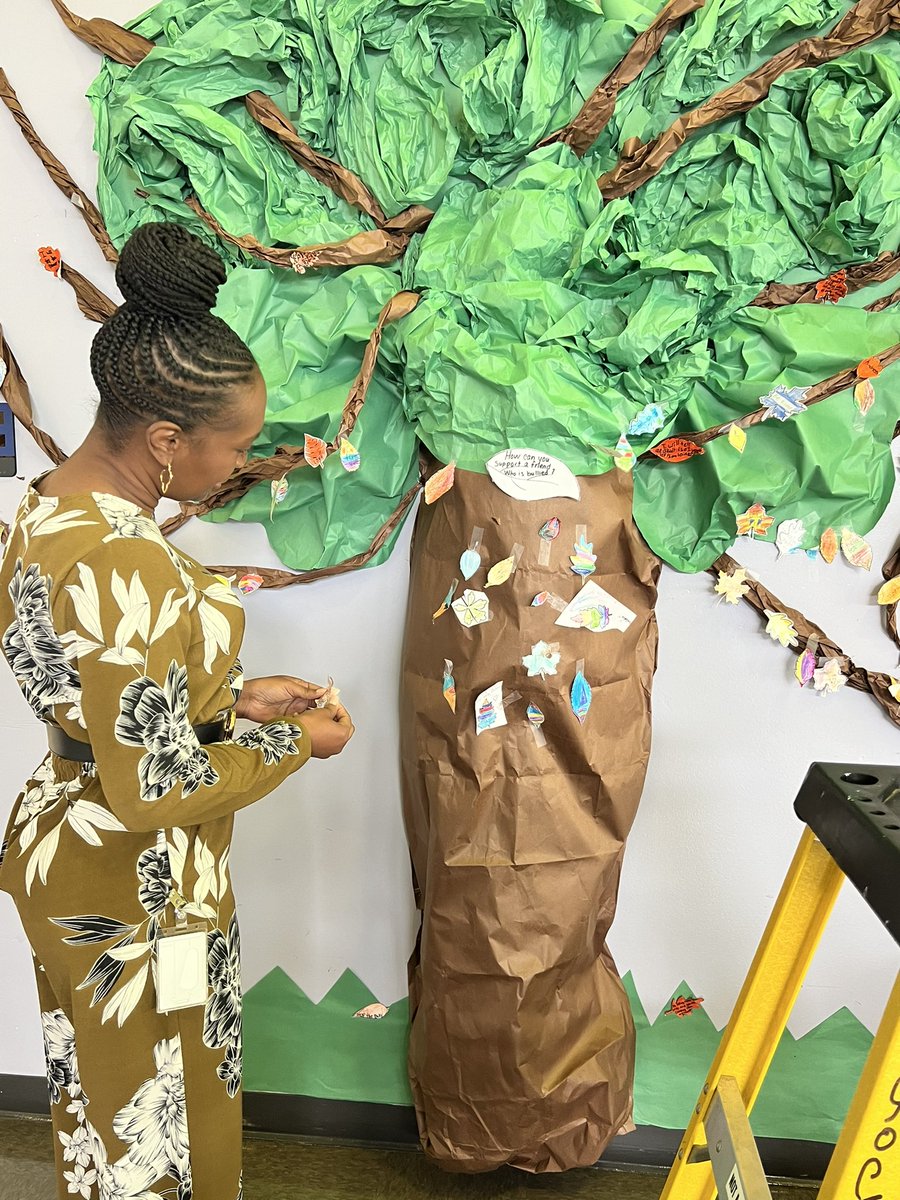 lockhartES's tweet photo. Change starts with a conversation. “How can you help a friend who is being bullied?” Check out some of our scholar’s responses on our Unity Tree!🧡🌳 @lockhartES @cameshiadawn @LBudgewater @SELHISD https://t.co/GRbxl1ZQCY
