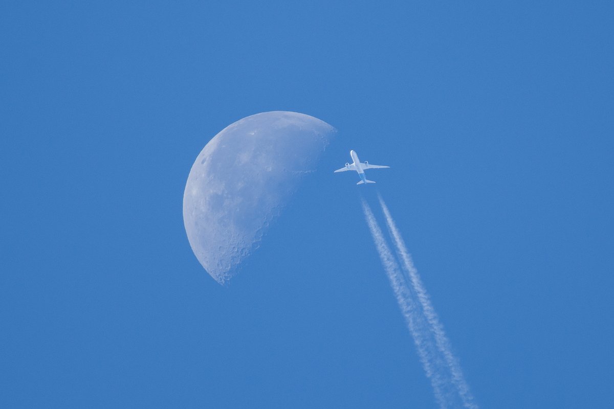 andyd888's tweet photo. The Moon has been in a great position the last couple of days over Manchester for catching those #mooncross shots. Not quite the direct hit i was hoping for with this Norse Atlantic Dreamliner which was routing JFK-BER https://t.co/PicgUMilHS