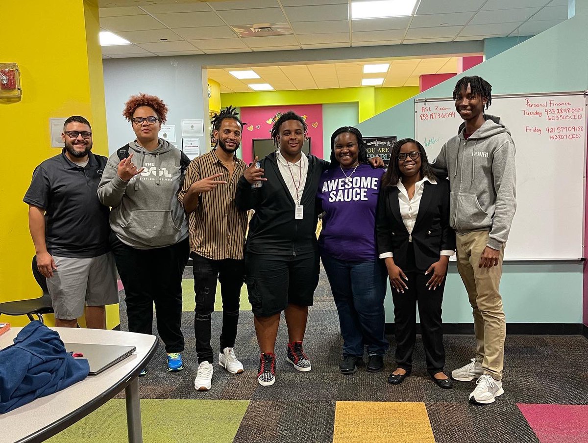 psymonette's tweet photo. Third Presenter of the 2022-2023 School Year…The #AWESOME SAUCE experience that is #PIANOSLAM Thank you to Ms. Carlene Sawyer, Just John, and Ayesha for coming to speak to my LoveBugs about Piano Slam. We are ready for Piano Slam 2023!
#POETRYMATTERS
#CONNECT
#INSPIRE https://t.co/cDmUUUr7yp