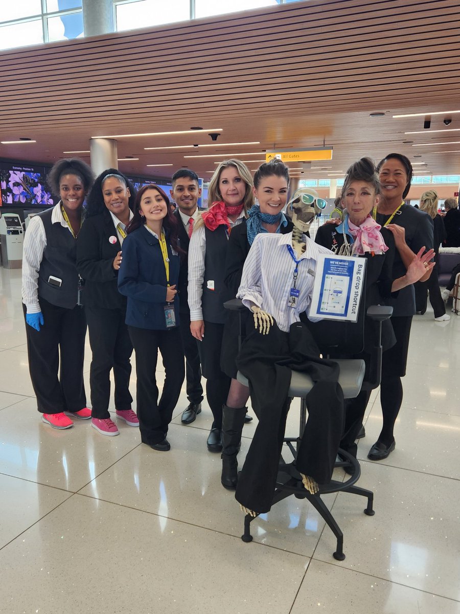 Having fun with senior agent Sandy Bones. 🦴💀 She welcomed travelers @united baggage claim and assisted in directing passengers to bag drop 🧳 shortcut! She was all over today! Very dedicated member of #teamDEN Welcome to United Airlines @DENAirport !