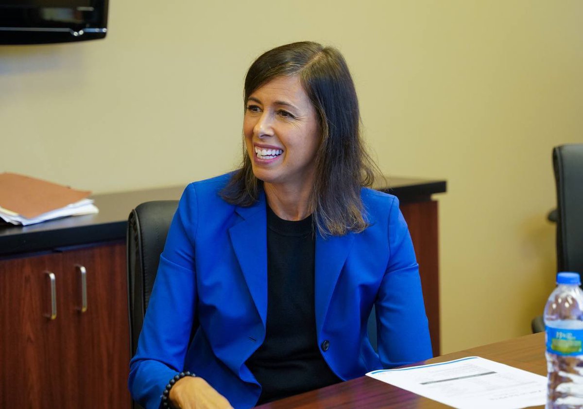 NETPRonline's tweet photo. ↔️ El presidente del #NET de la @JuntaJRSP, William Navas reunido hoy con Jessica Rosenworcel,
Chairwoman de la @FCC para discutir los planes de colaboración relacionados a las telecomunicaciones en la Isla y la respuesta de la industria luego del huracán Fiona. https://t.co/NF9vP4lK8M