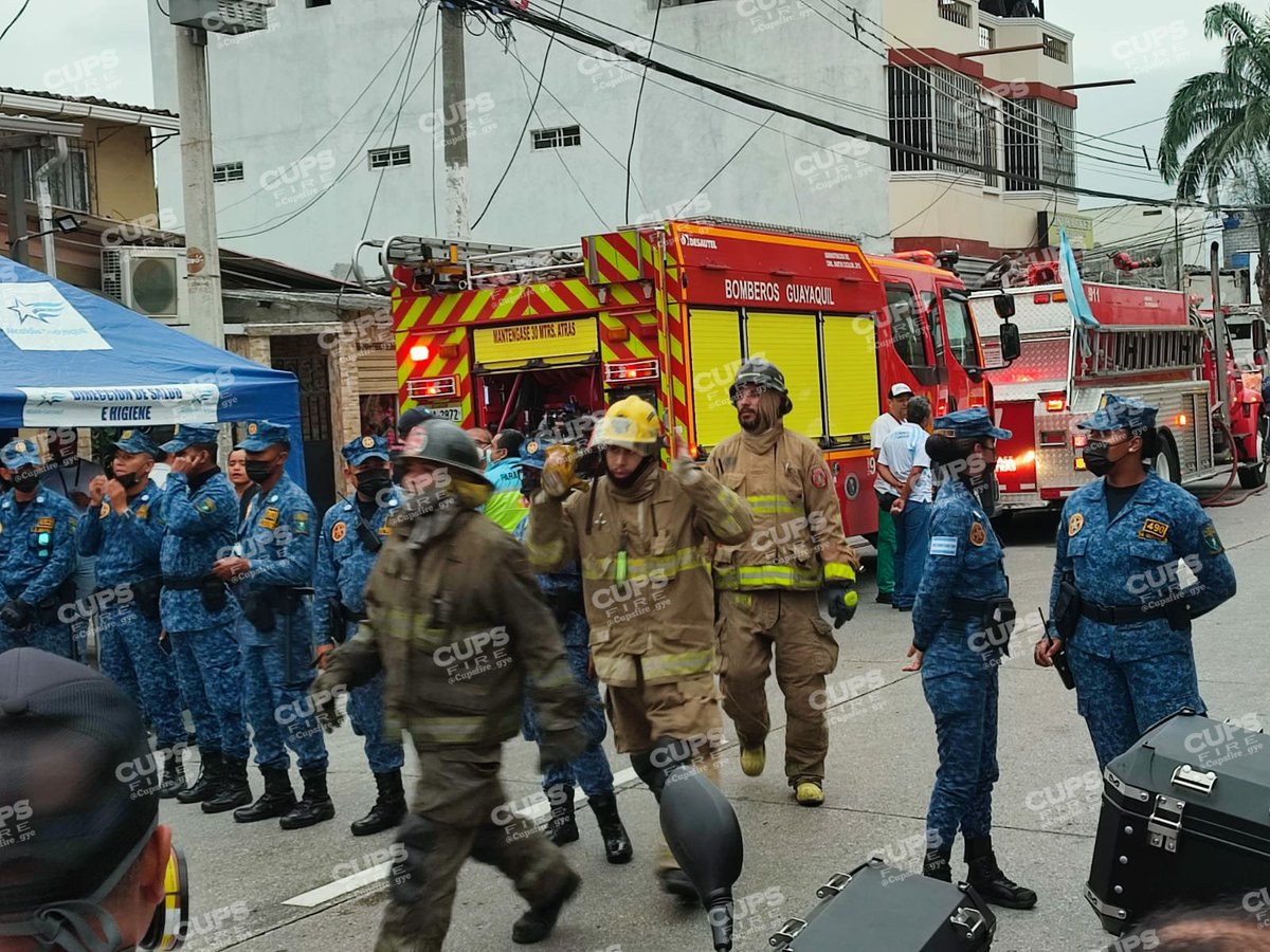 🇪🇨 CUPSFIRE on Twitter "🛩 Aún permanece la vía cerrada por la caída de