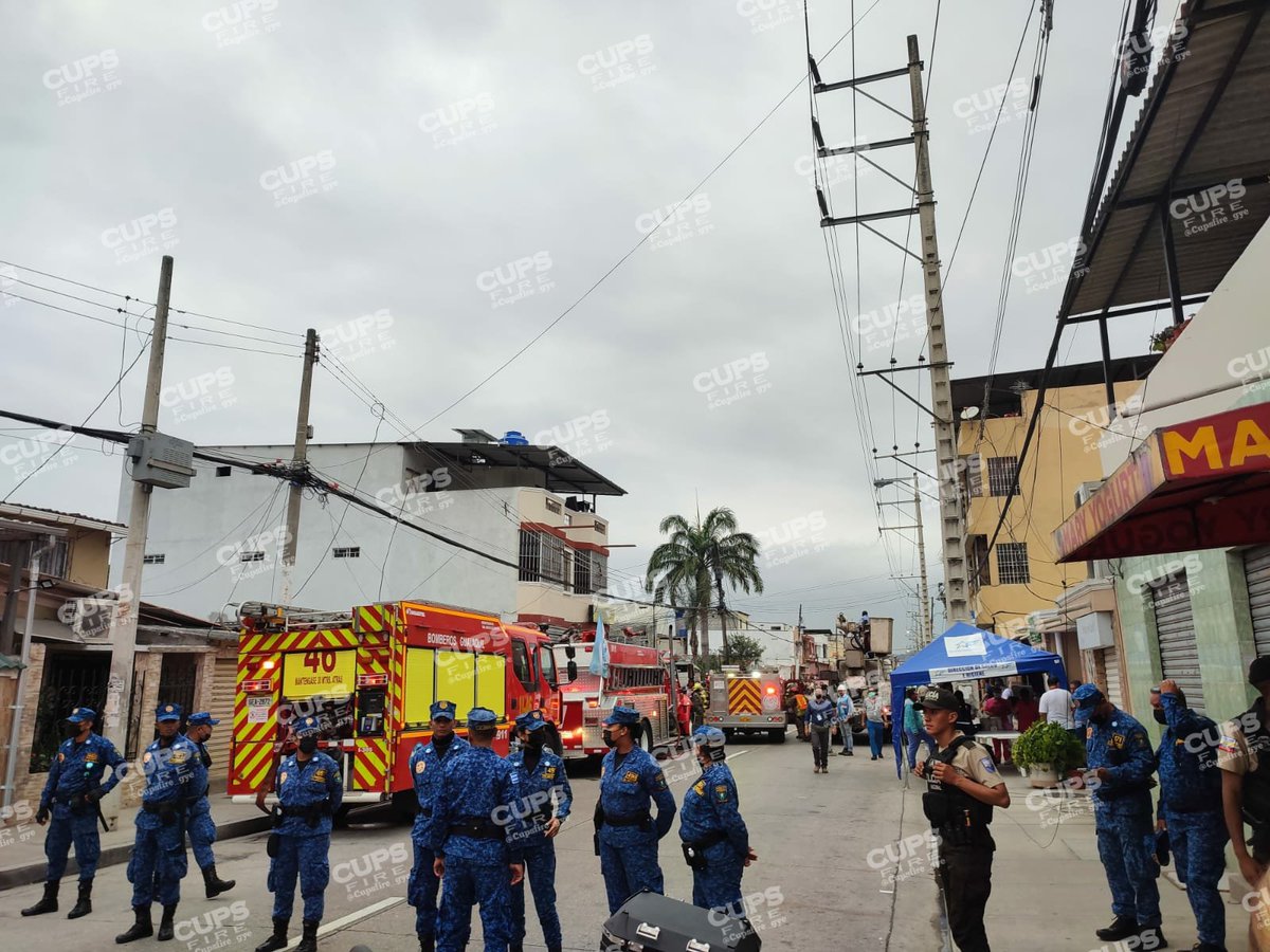 🇪🇨 CUPSFIRE on Twitter "🛩 Aún permanece la vía cerrada por la caída de