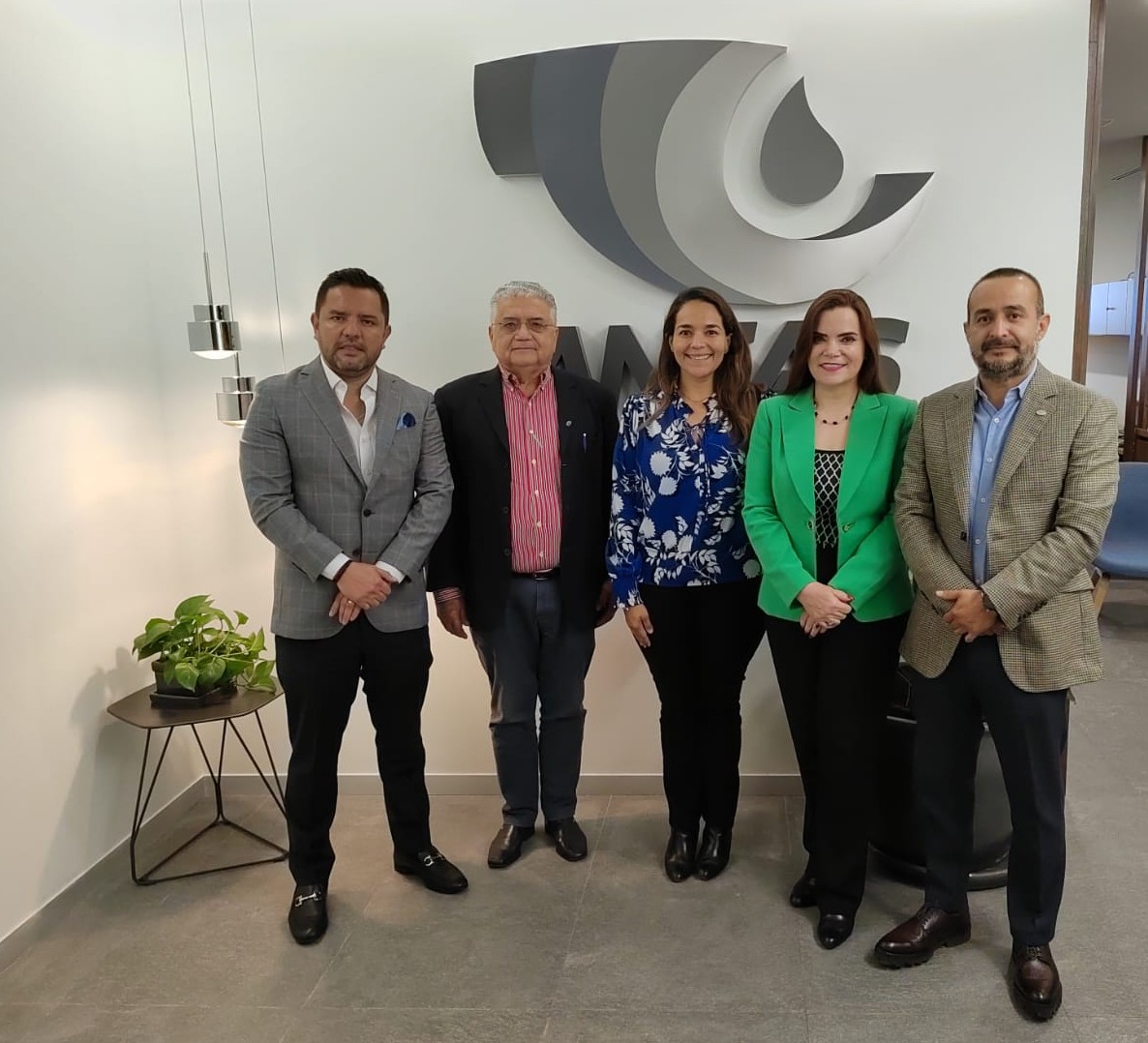 2 de 2
En la reunión participaron:  la Tesorera <a href="/susirodriguezm/">Susana Rodriguez M</a>, el Prosecretario <a href="/VictorBaez_M/">Victor Baez Melo</a>, el Vicepresidente de Relaciones Gubernamentales, Jesús Higuera Laura, el vicepresidente de Fortalecimiento Institucional, <a href="/apadillah/">Armando Padilla Herrera</a> y la Directora de la <a href="/ANEASdeMexico/">ANEAS de México</a>, <a href="/PatriciaHMx/">Patricia Hernández</a>.