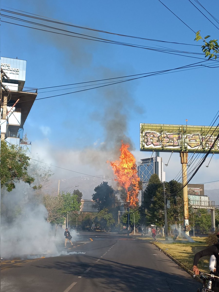 Pacos incendiaron arbol con lagrimogenas, no habian barricadas .. para que despues no digan que fueron los encapuchados o manifestantes #18Octubre #PlazaDignidad #Chile