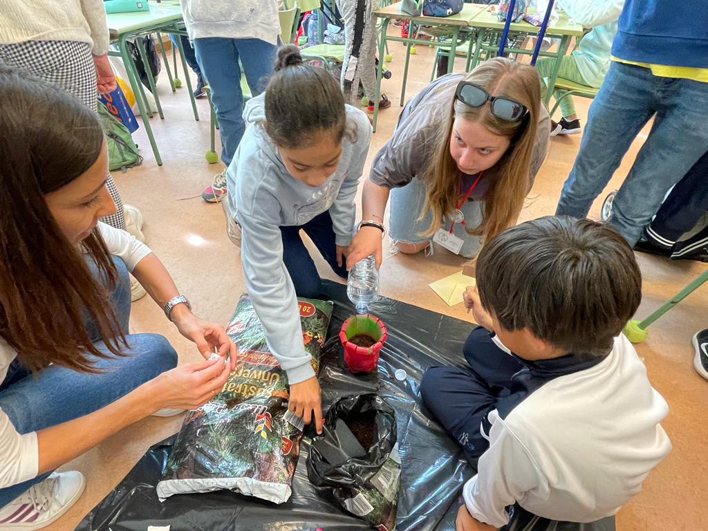 Öğrenci hareketliliğimizin ikinci gününde katılımcı öğrencilerimiz işbirliği içinde etkinlikler gerçekleştirerek iklim değişikliği farkındalığı oluşturdular.
<a href="/tcmeb/">Millî Eğitim Bakanlığı</a>
<a href="/ABBaskanligi/">T.C. Dışişleri Bakanlığı Avrupa Birliği Başkanlığı</a> <a href="/ulusalajans/">Türkiye Ulusal Ajansı 🇹🇷 Turkish NA</a>
<a href="/1Havaikmal/">1. Hava İkmal Bakım Merkezi İlkokulu</a>
<a href="/EskisehirMem/">Eskişehir İl Milli Eğitim Müdürlüğü</a>
<a href="/odunpazarimem/">odunpazarımem</a>
<a href="/COLEGIOPEDROI/">CEIP PEDRO I</a>
<a href="/one_climate/">One heart for the climate for our future</a>
<a href="/ErasmusWater/">Turkey Erasmus Plus Water-Friendly Schools</a>