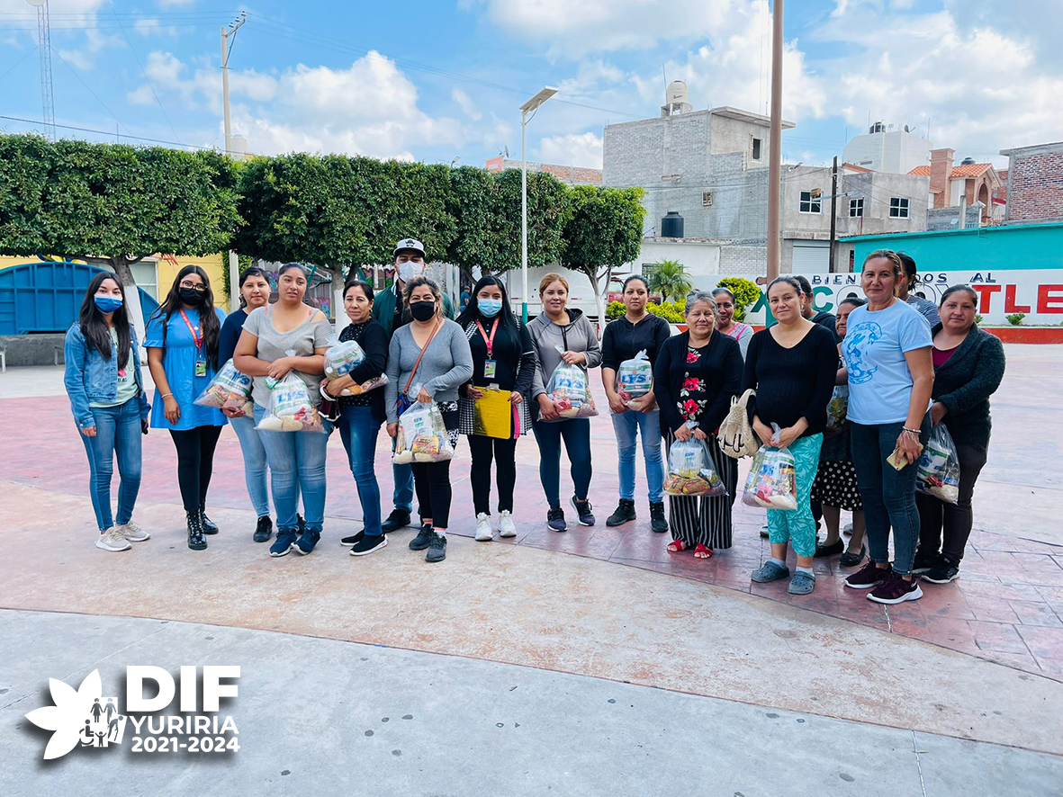 DifYuriria's tweet photo. En busca del bienestar social y apoyar a la economía familiar, la Alcaldesa Ma. de los Ángeles López Bedolla en coordinación con el DIF Municipal Yuriria entregaron el apoyo de #despensas en la comunidad de Xoconoxtle. https://t.co/iFiVZRNiFh