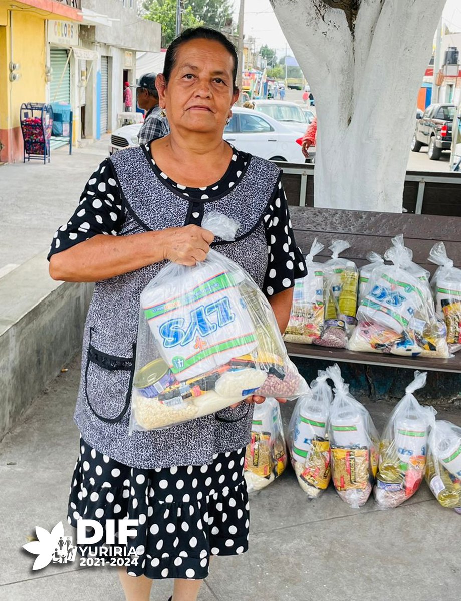 DifYuriria's tweet photo. En busca del bienestar social y apoyar a la economía familiar, la Alcaldesa Ma. de los Ángeles López Bedolla en coordinación con el DIF Municipal Yuriria entregaron el apoyo de #despensas en la comunidad de Xoconoxtle. https://t.co/iFiVZRNiFh