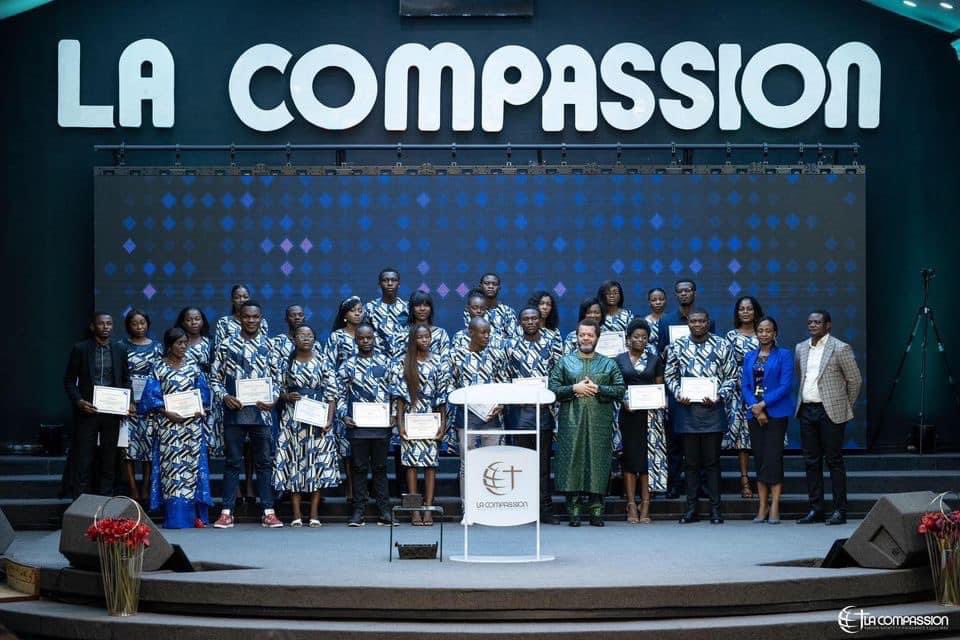 KimKimuntu's tweet photo. Ils ont appris la langue des signes pendant 6 mois afin d’apporter l’Evangile aux sourds et aux muets . Gloire au seigneur Jésus-Christ !🙏👍
#évangélisation #sourds #muets #jésus #compassion https://t.co/aCJtpYro1I