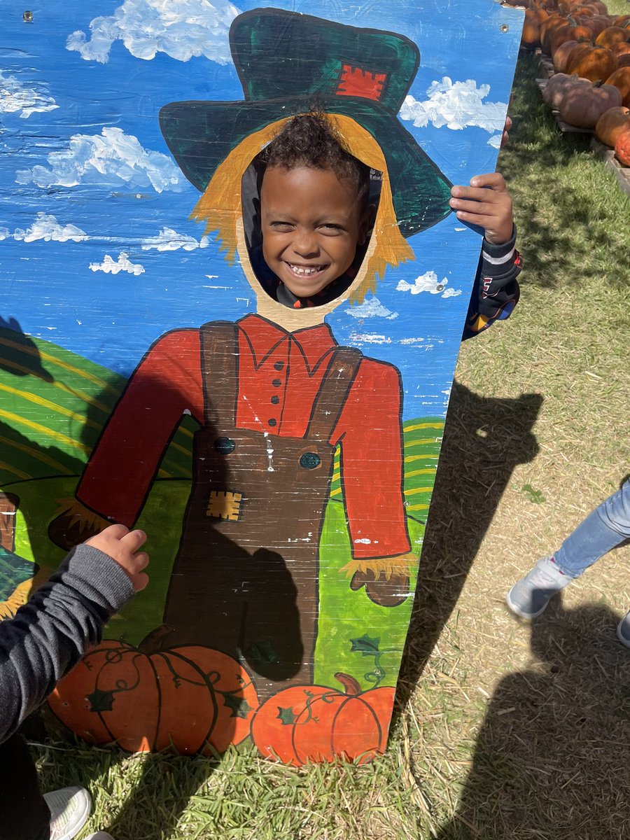 GomezPatlan2020's tweet photo. Patlan had such a fun day!! Not only did @Seguin_Track open doors this morning and I got to see some of my favorite previous students, we also spent the afternoon with kinder at the pumpkin patch 🎃 @PatlanES https://t.co/P1mKIWi4Zj