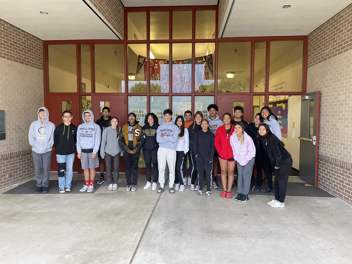 GomezPatlan2020's tweet photo. Patlan had such a fun day!! Not only did @Seguin_Track open doors this morning and I got to see some of my favorite previous students, we also spent the afternoon with kinder at the pumpkin patch 🎃 @PatlanES https://t.co/P1mKIWi4Zj