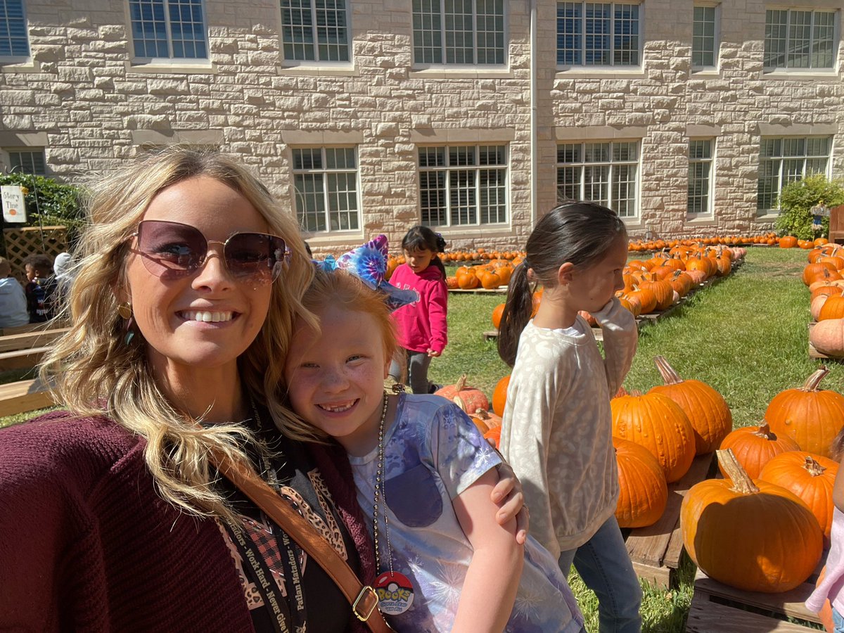 GomezPatlan2020's tweet photo. Patlan had such a fun day!! Not only did @Seguin_Track open doors this morning and I got to see some of my favorite previous students, we also spent the afternoon with kinder at the pumpkin patch 🎃 @PatlanES https://t.co/P1mKIWi4Zj