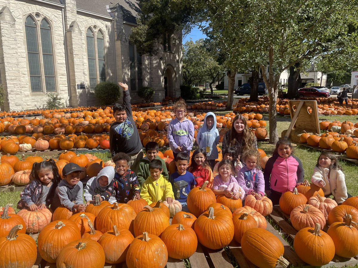 GomezPatlan2020's tweet photo. Patlan had such a fun day!! Not only did @Seguin_Track open doors this morning and I got to see some of my favorite previous students, we also spent the afternoon with kinder at the pumpkin patch 🎃 @PatlanES https://t.co/P1mKIWi4Zj