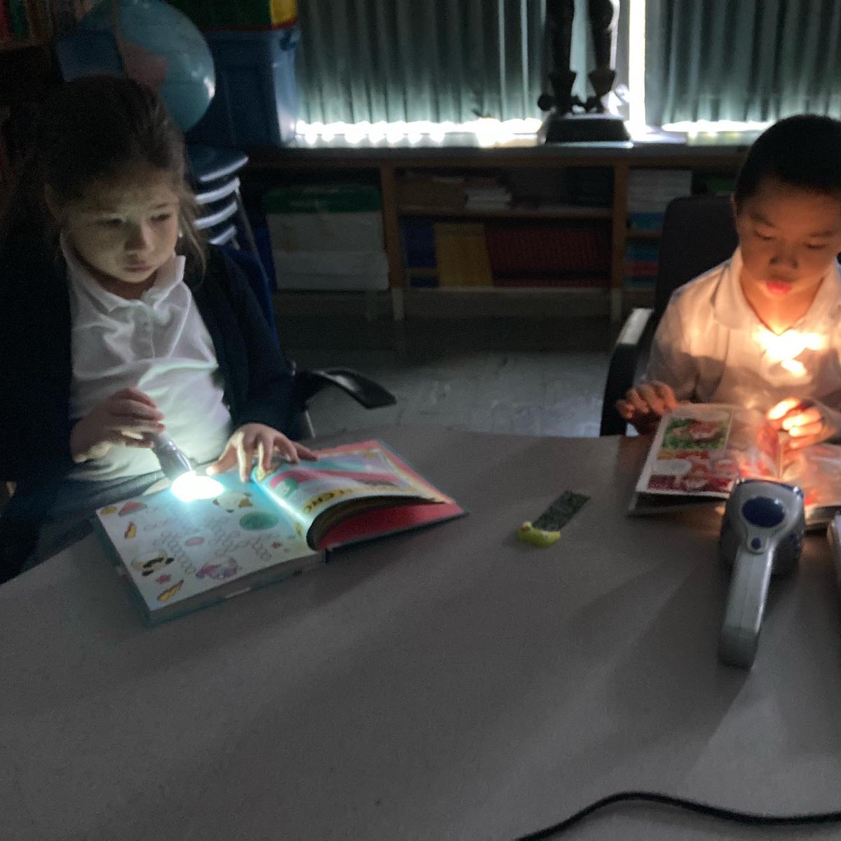 stconstance2019's tweet photo. Moonlight Monday Reading by flashlight 🔦 🌚 @ChiCathSchools https://t.co/qlCwVovbbD