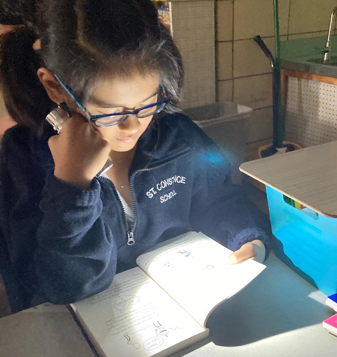 stconstance2019's tweet photo. Moonlight Monday Reading by flashlight 🔦 🌚 @ChiCathSchools https://t.co/qlCwVovbbD
