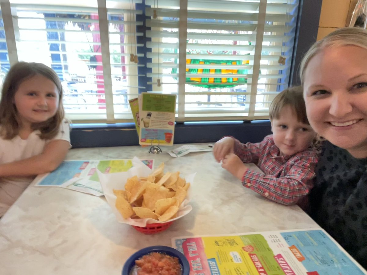PhillipsKinder's tweet photo. Saw a lot of Rockets eating at Chuys tonight! 🚀🌮 @jresrocketspto https://t.co/4Hr2d6Z9QM