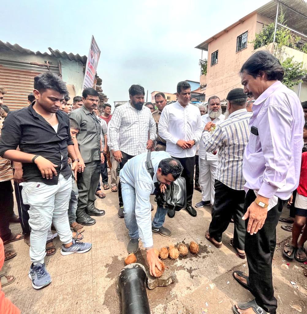MumbaiPathik's tweet photo. इस दौरान उपस्थित रहकर परिसर के नागरिकों से बातचीत कर उनके अन्य समस्याओं को समझा। और जल्द-से-जल्द समस्याओं से निजात दिलाने कि दृष्टी से उचित कार्यवाही करने के निर्देश संबधित प्रशासकीय अधिकारीयों को दिए।

Inaugurated #WaterPipeline at Azmi Nagar, Malad (W), #Mumbai https://t.co/DJuii1NRfW