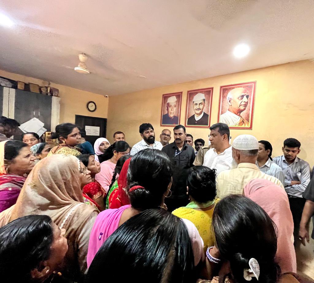 MumbaiPathik's tweet photo. इस दौरान उपस्थित रहकर परिसर के नागरिकों से बातचीत कर उनके अन्य समस्याओं को समझा। और जल्द-से-जल्द समस्याओं से निजात दिलाने कि दृष्टी से उचित कार्यवाही करने के निर्देश संबधित प्रशासकीय अधिकारीयों को दिए।

Inaugurated #WaterPipeline at Azmi Nagar, Malad (W), #Mumbai https://t.co/DJuii1NRfW