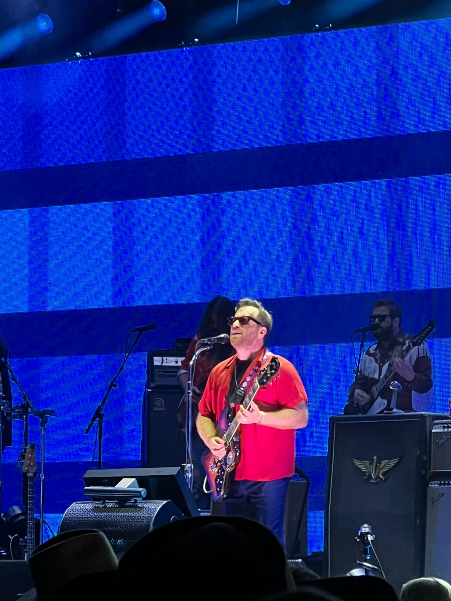 TimDotZero's tweet photo. Last night I made an entry in my life’s highlight reel. The concert of my dreams with the girl of my dreams. @theblackkeys #DropoutBoogie https://t.co/bHMeVg5SAU