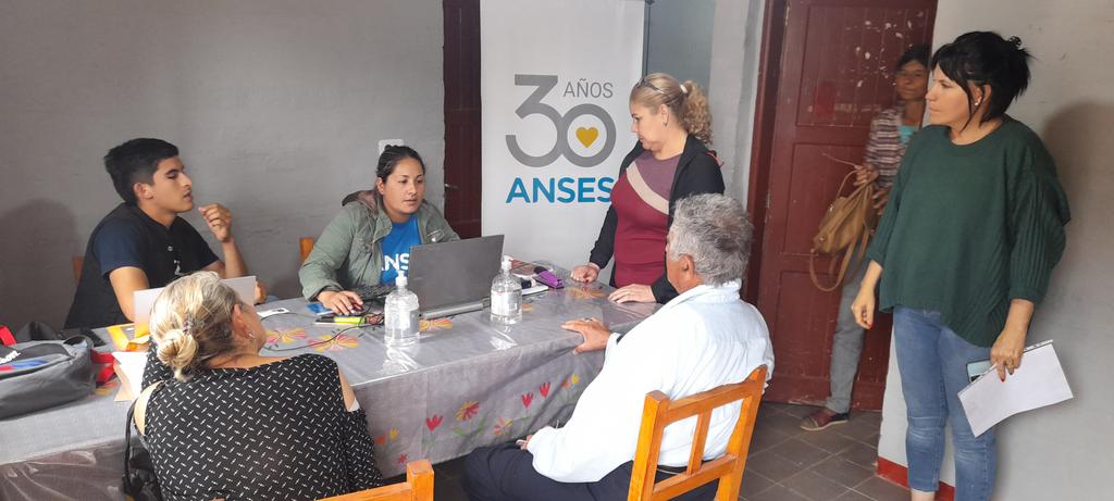 InesOrtega_Inte's tweet photo. Prensa municipal:

Comandancia  Frías:

Con el acompañamiento de nuestra Intendenta, Inés Ortega, se llevó a cabo un operativo de ANSES y entregas de tarjetas (NBCH) en la Delegación de dicha localidad. https://t.co/XMZqXRkGPz