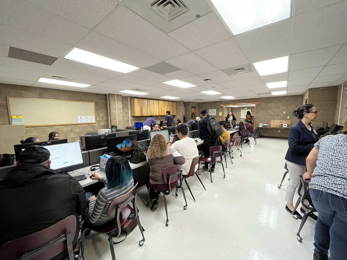AmeliaGarcia__'s tweet photo. The Tribe of 2023 is #InFullSwing for our 1st FAFSA Night on the Reservation! Record numbers as they prepare for the next step on their educational journey. 👩🏻‍🎓 🧑🏻‍🎓 #BOWUP https://t.co/QtMg5aAutV