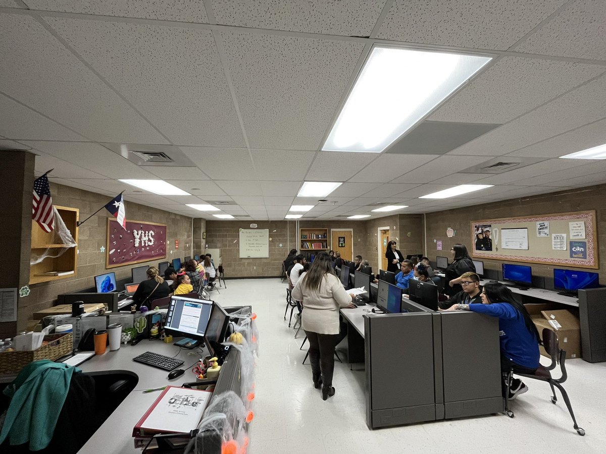 AmeliaGarcia__'s tweet photo. The Tribe of 2023 is #InFullSwing for our 1st FAFSA Night on the Reservation! Record numbers as they prepare for the next step on their educational journey. 👩🏻‍🎓 🧑🏻‍🎓 #BOWUP https://t.co/QtMg5aAutV
