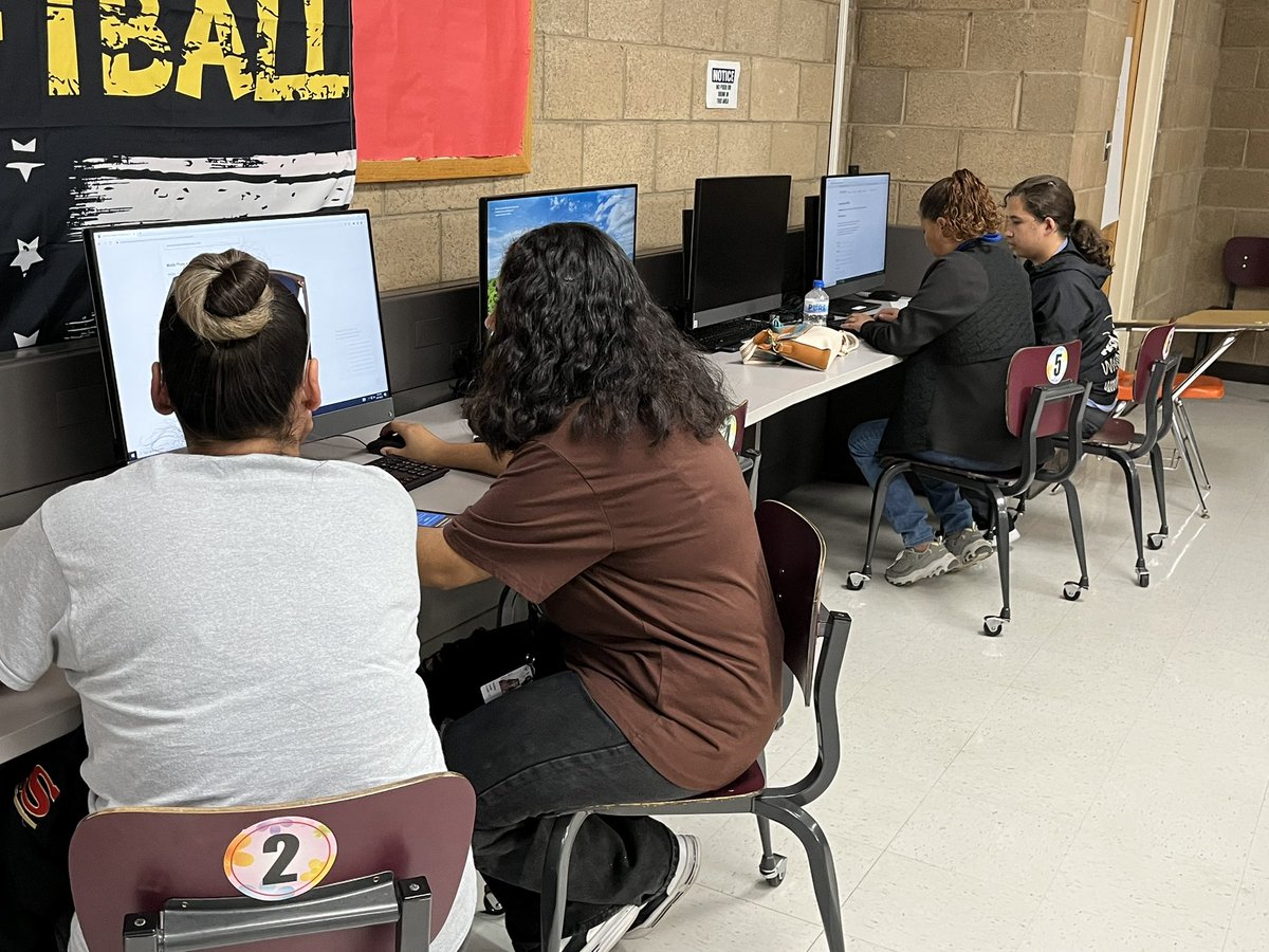 AmeliaGarcia__'s tweet photo. The Tribe of 2023 is #InFullSwing for our 1st FAFSA Night on the Reservation! Record numbers as they prepare for the next step on their educational journey. 👩🏻‍🎓 🧑🏻‍🎓 #BOWUP https://t.co/QtMg5aAutV